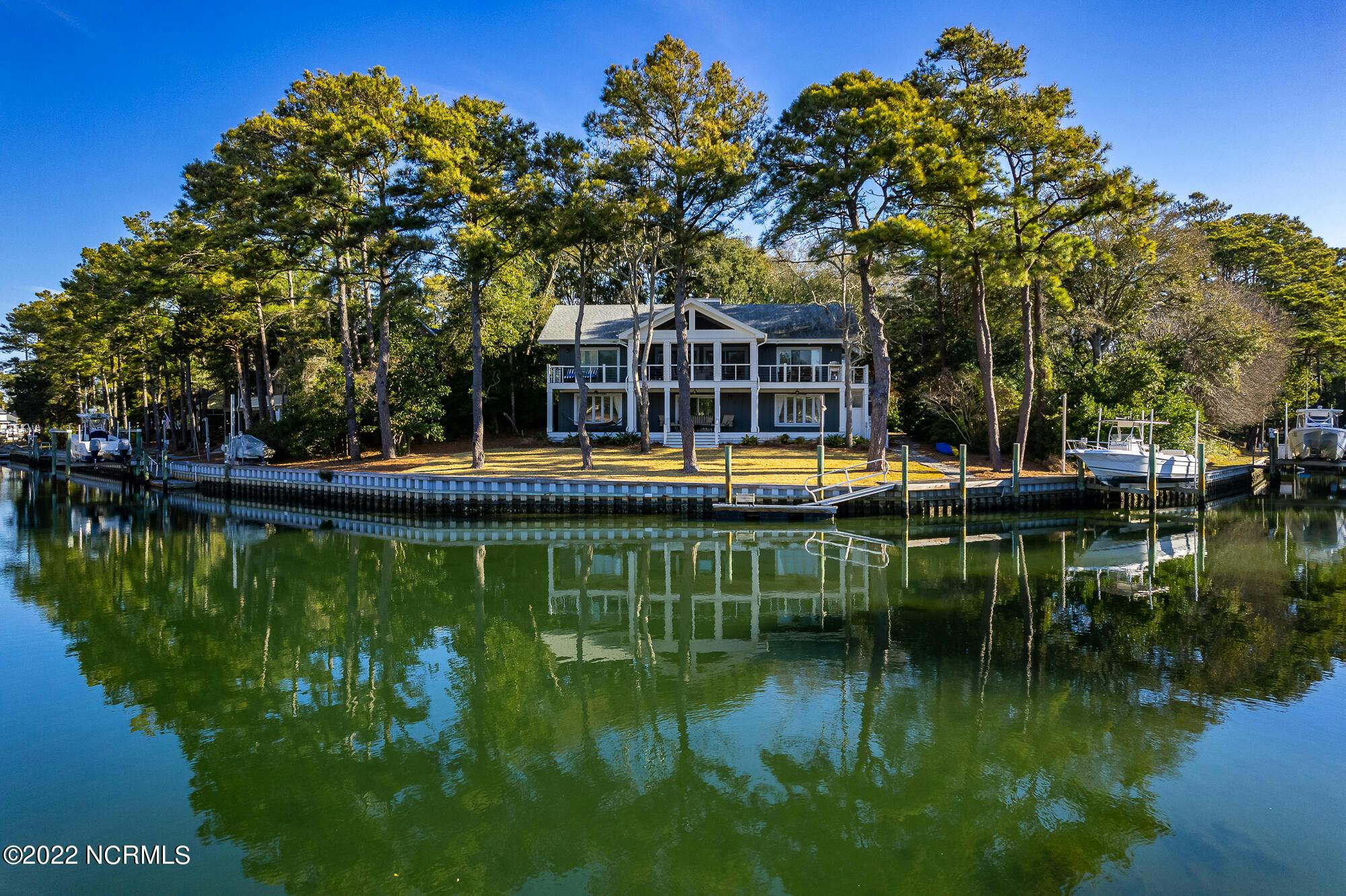 Canal front home in Pine Knoll Shores