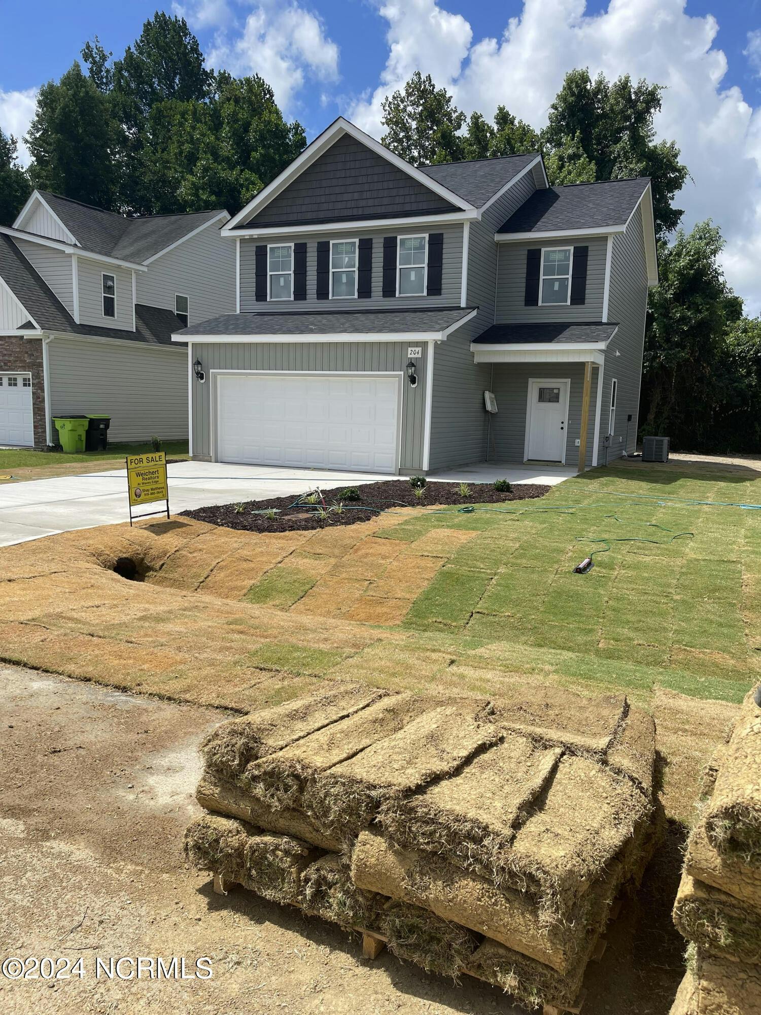 204 updated pictures with landscaping