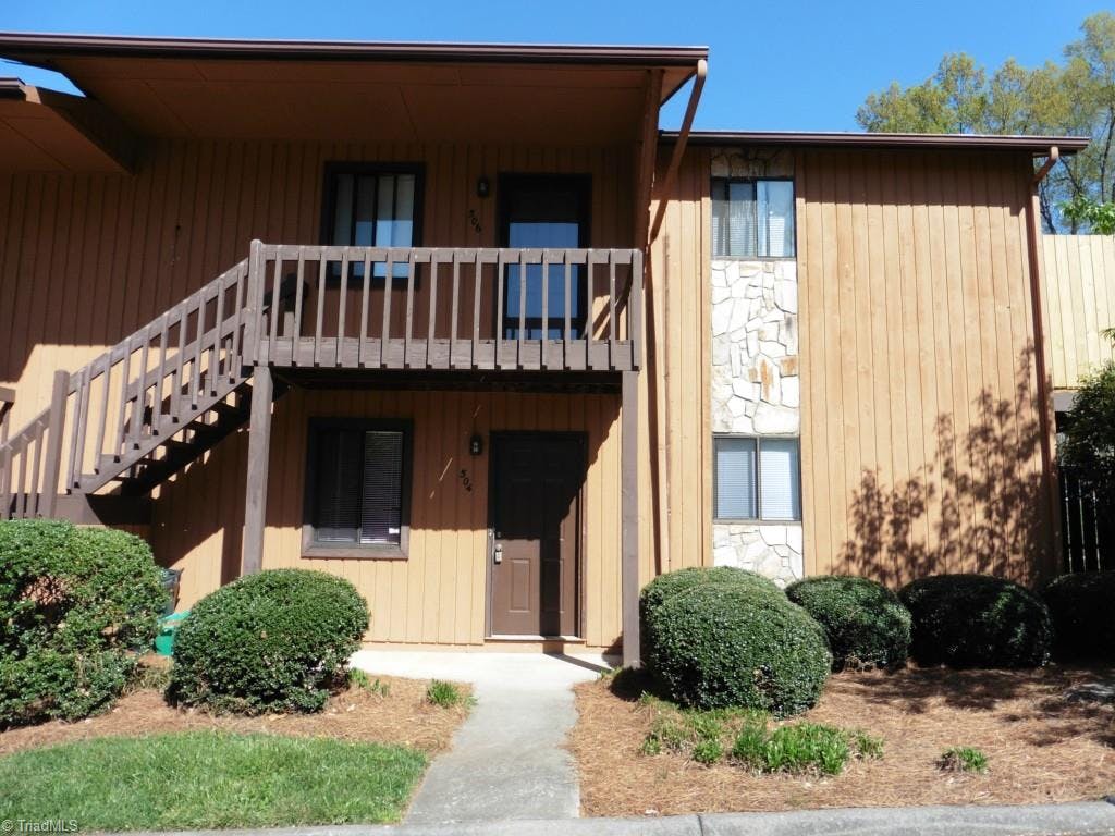 Main Level ! End Unit Move In Condition!  Gas Heat, gas hot water & gas logs Fireplace!