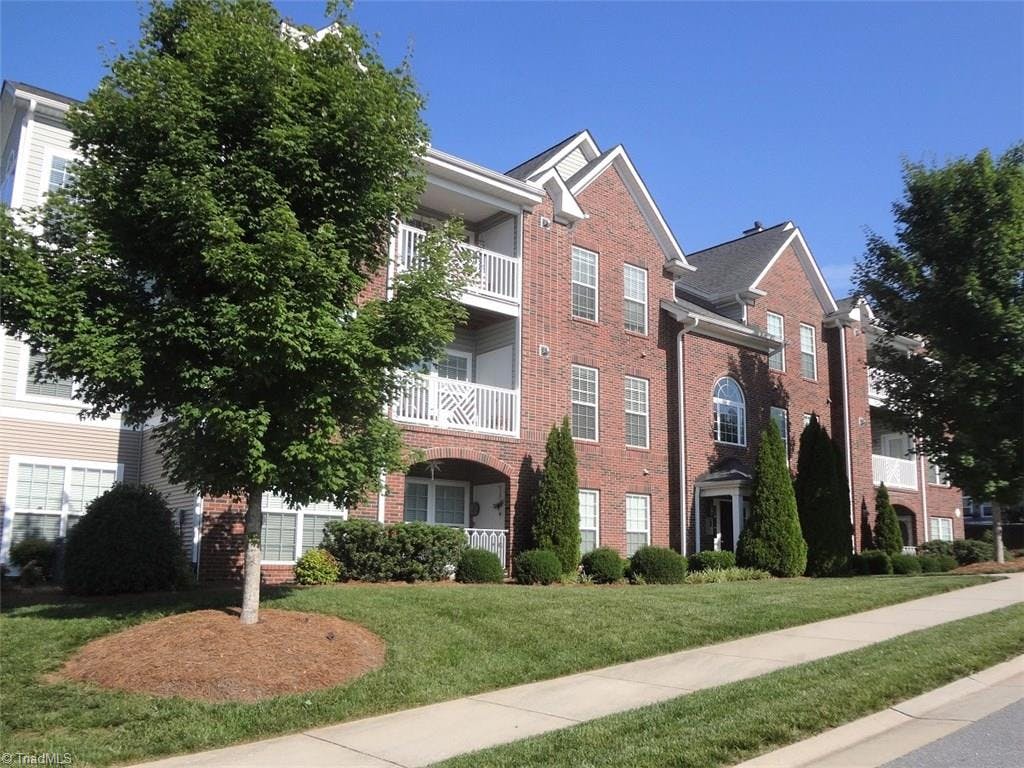 Open one-level condo in peaceful but convenient Lewisville!