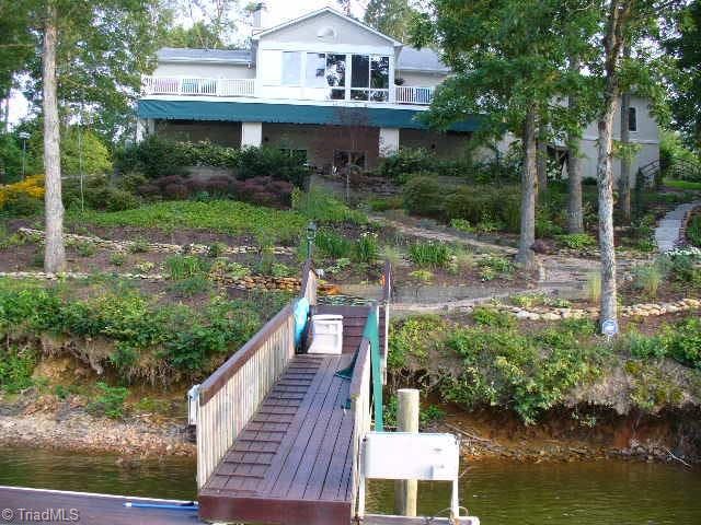 Lakeside with private pier, U-floater & lift, 2 jet ski lifts