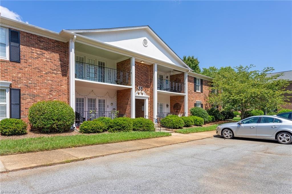 Welcome to Fountain Manor! Desired and established community with shopping, hospital and restaurant convenience. This main level condo is like no other!
