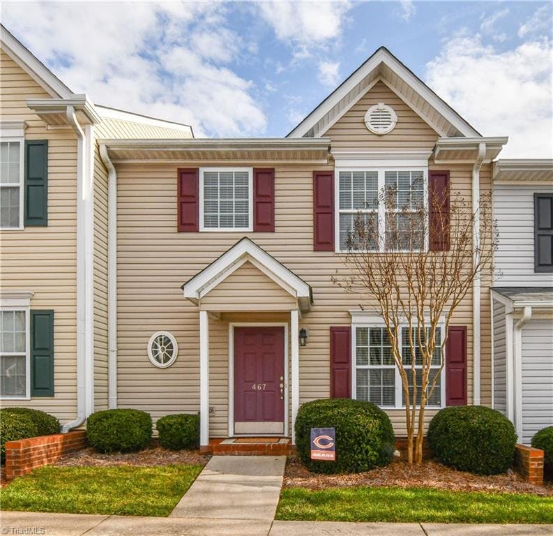 Spacious 3 bedroom 2.5 bath townhome is move-in ready.  Lovely sidewalk community near sports complex, dining, shopping, entertainment, highways, and main street.  Best of all....low Davidson Co taxes!!!