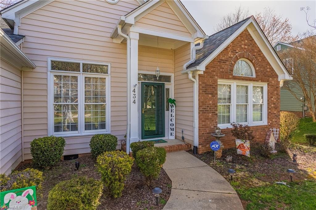 Welcome home to your 1-level home in desireable Oak Valley!