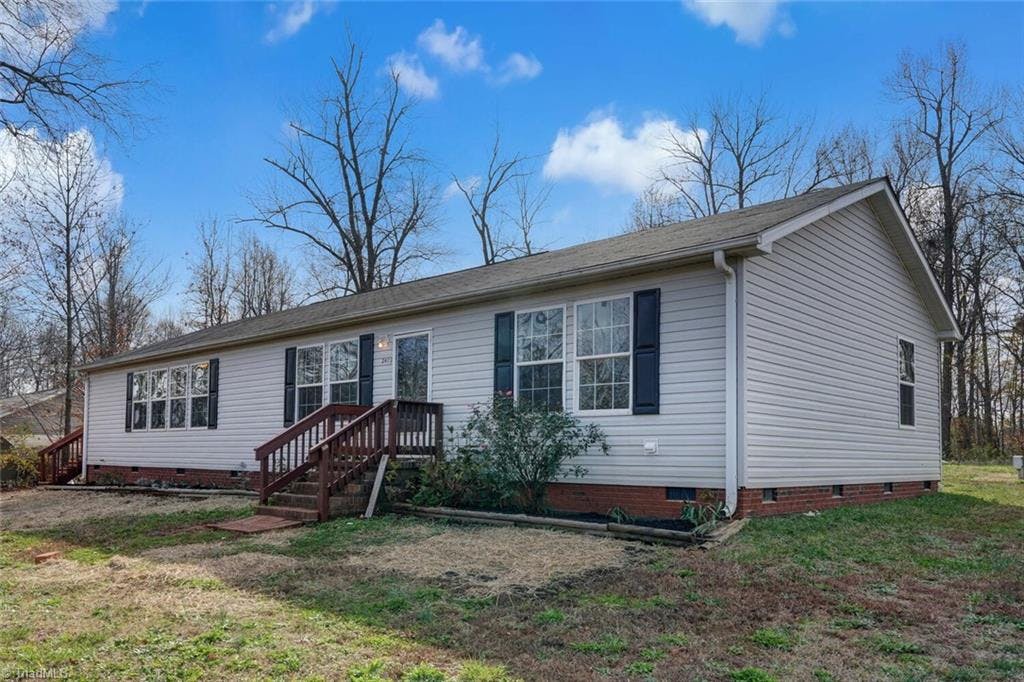 Welcome to this wonderful home on 0.92 of an Acre!