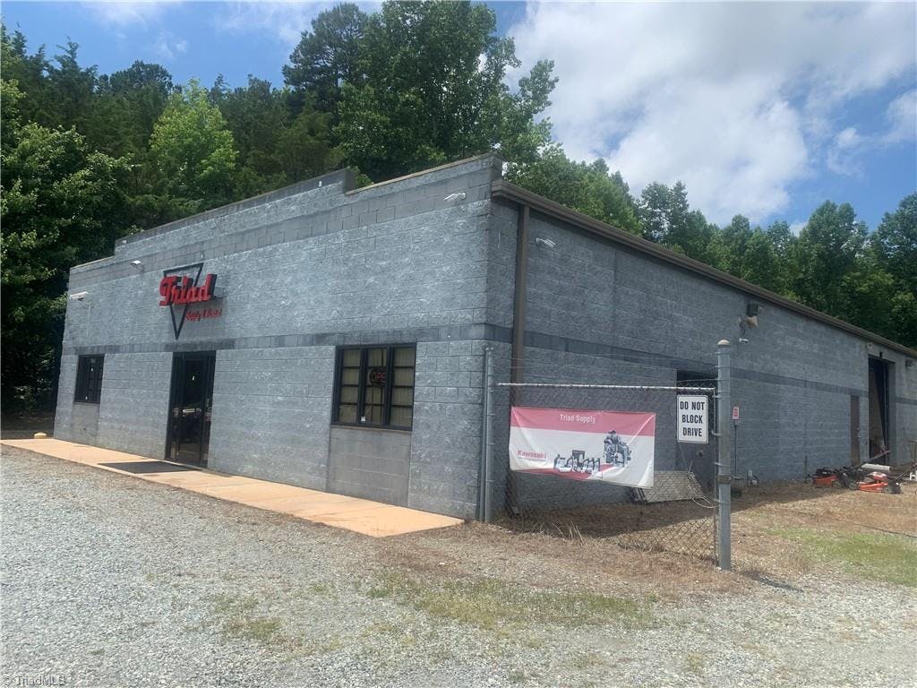 5000- sqft. 2 offices(12x10), retail area 38x24) 2 drive in docs (12x12) next too Davidson Davie Community College off of Business I-85