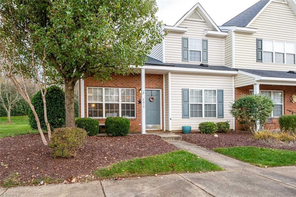 Charming 3 Bedroom Townhome in Keswick Place.