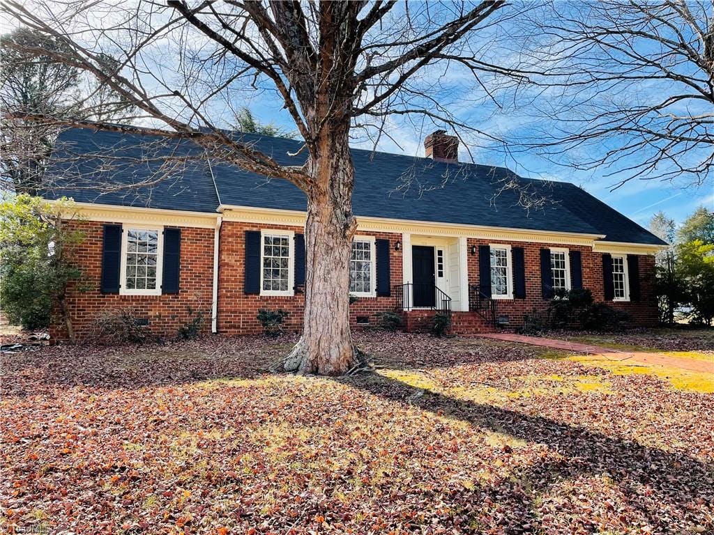 Such wonderful curb appeal! So much to love about a nice, brick ranch!
