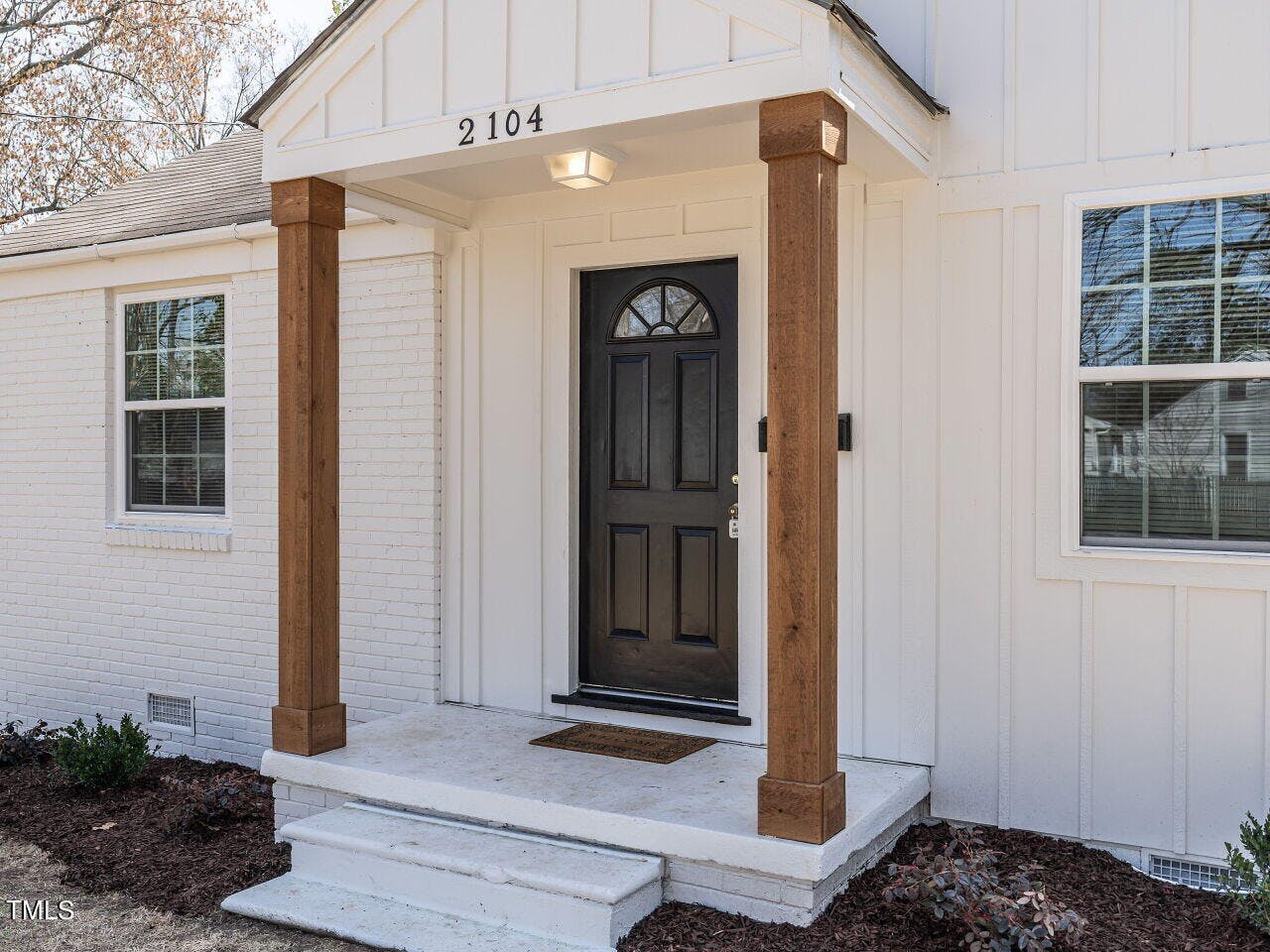 004-1280x960-front-porch