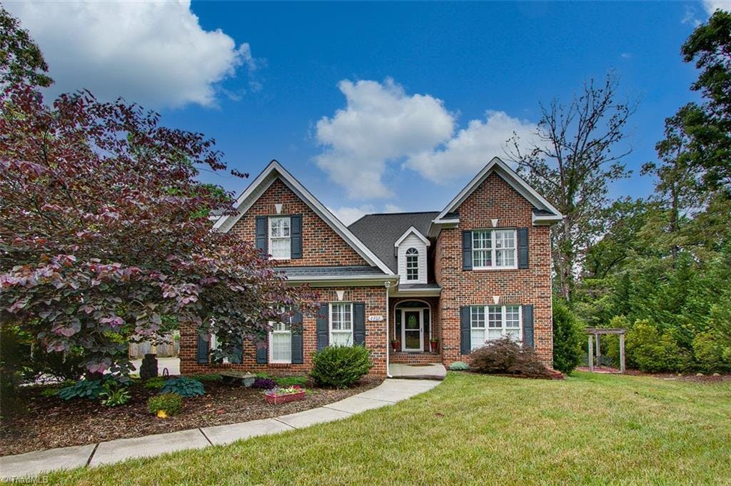 Beautiful home in Hickory Forest!