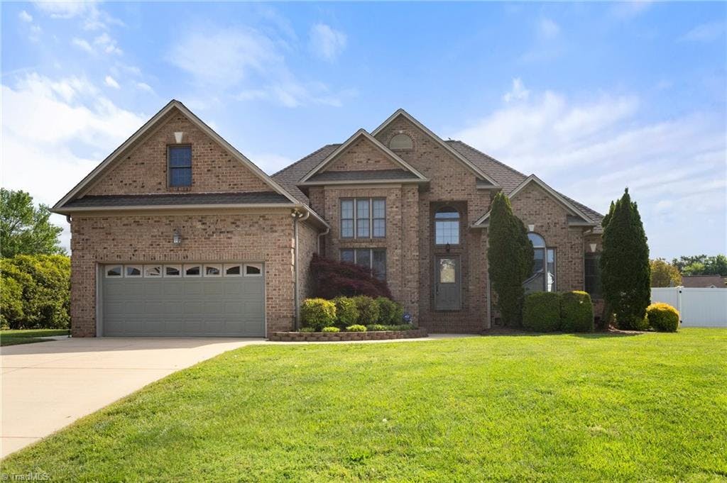 Beautiful 4-sided brick home in Heritage Glen!